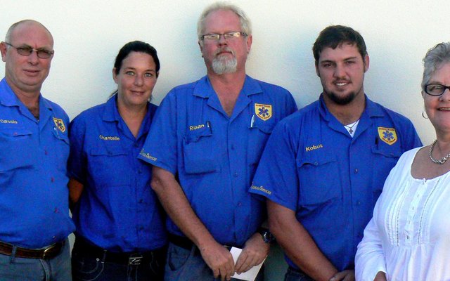  Vlnr die Overstrand Medical Response span Cassie Carstens, Chantelle Colyn, Riaan Buys en Kobus van der Merwe saam met Leonie Botha